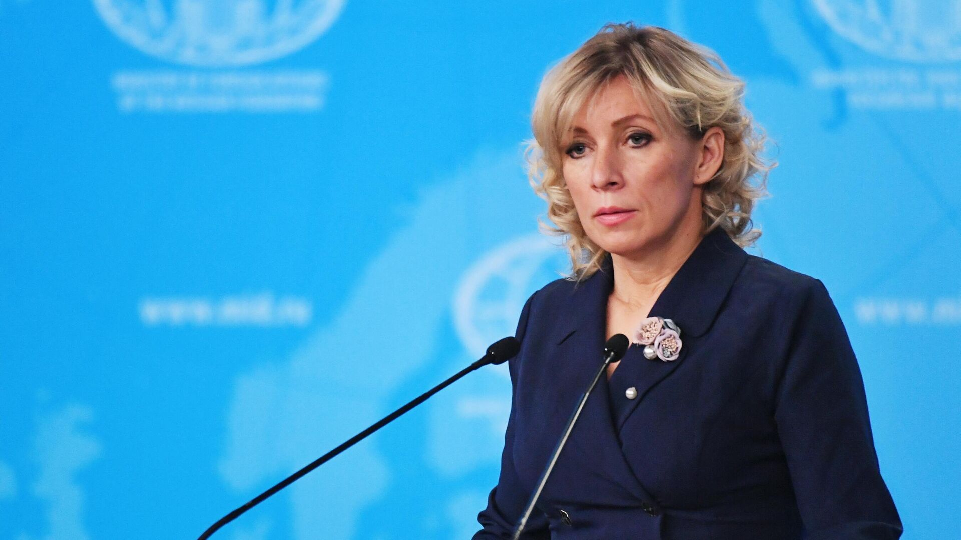 Макрон предлагал Украине капитуляцию, заявила Захарова